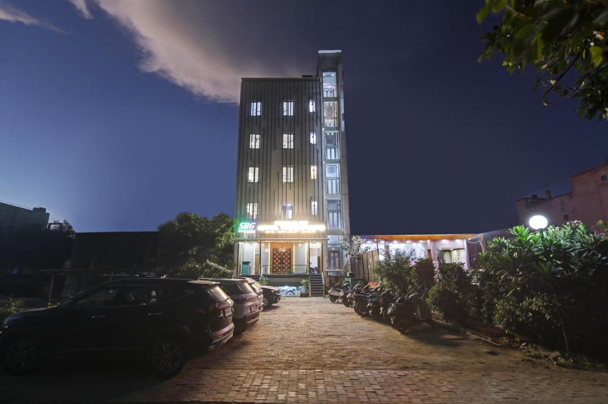 Status By Hotel The Emporio Ghaziabad Exterior photo