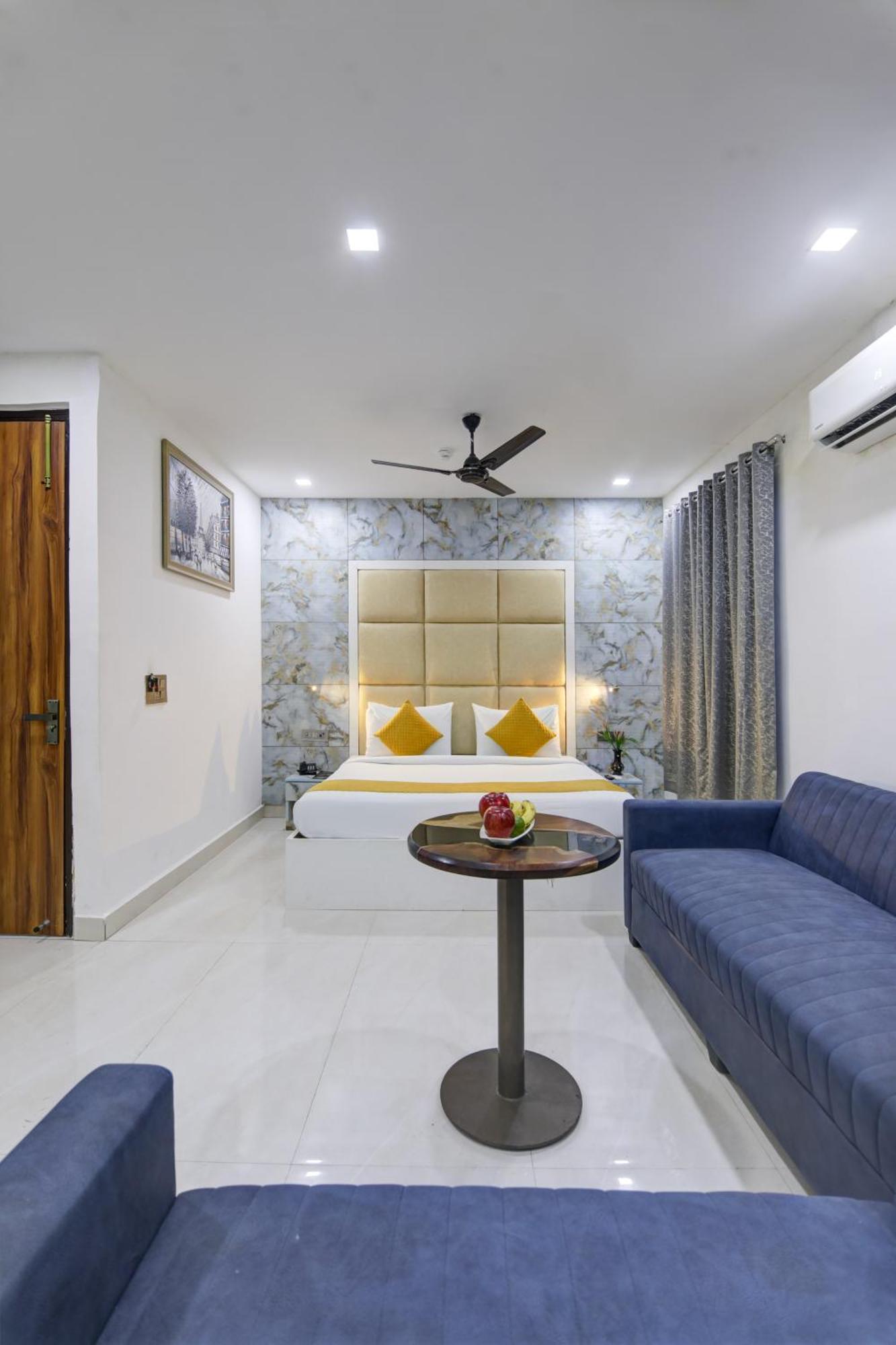 Status By Hotel The Emporio Ghaziabad Exterior photo
