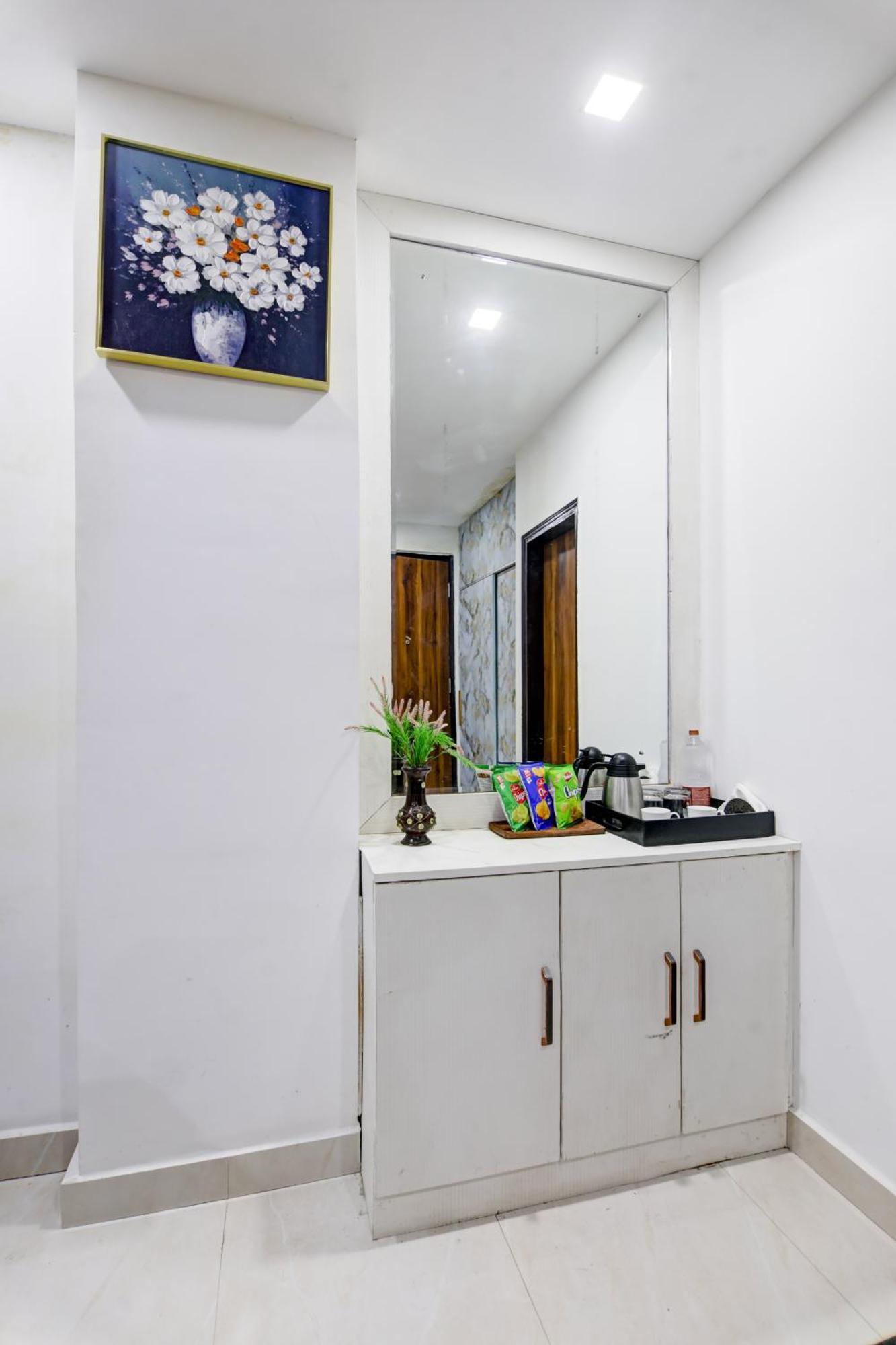 Status By Hotel The Emporio Ghaziabad Exterior photo