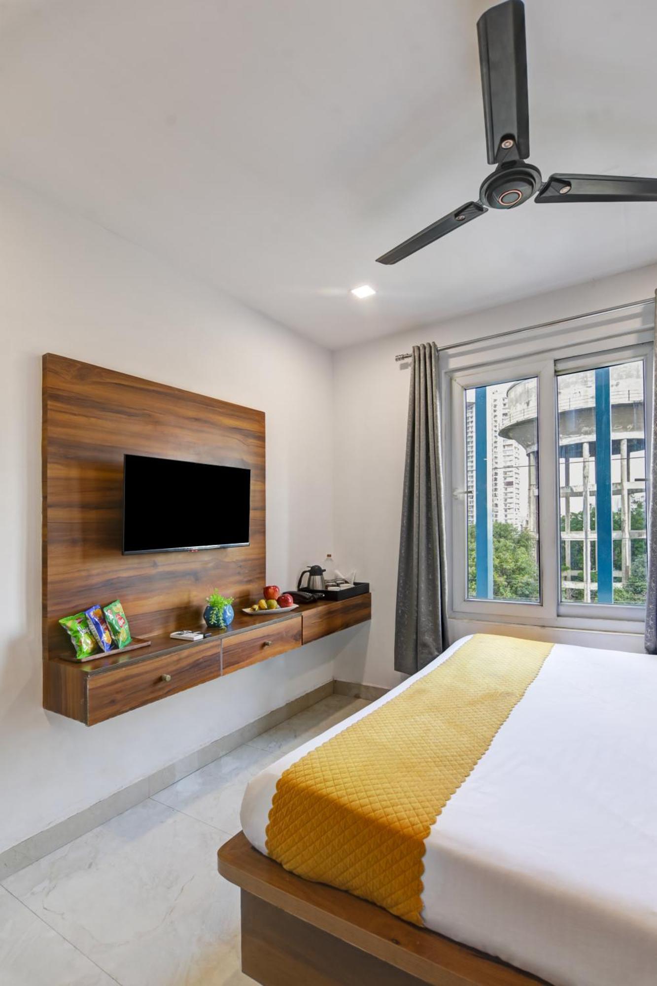 Status By Hotel The Emporio Ghaziabad Exterior photo